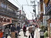 約８００メートルの参道には１３０軒ほどの飲食店などがひしめく＝いずれも海津市平田町三郷、千代保稲荷神社参道