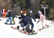 コスプレ姿で初滑りを楽しむスノーボーダー＝３日午前１０時４７分、郡上市白鳥町石徹白、ウイングヒルズ白鳥リゾート