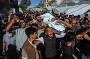 　イスラエル軍の攻撃で死亡した１６歳の少年の遺体を運ぶ人たち＝７日、パレスチナ自治区ガザ南部ハンユニス（ゲッティ＝共同）