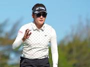 　第１ラウンド、１番でバーディーパットを決め、拍手に応える岩井千怜。１アンダーで３１位＝シービュー（共同）