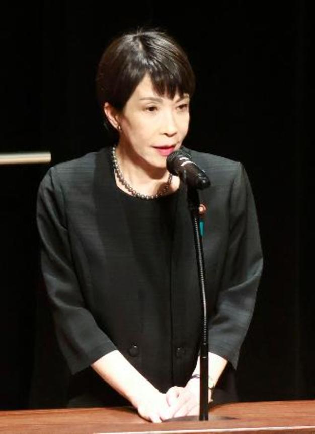 　山口県長門市で開かれた安倍元首相をしのぶ会であいさつする高市前経済安保相＝８日午前