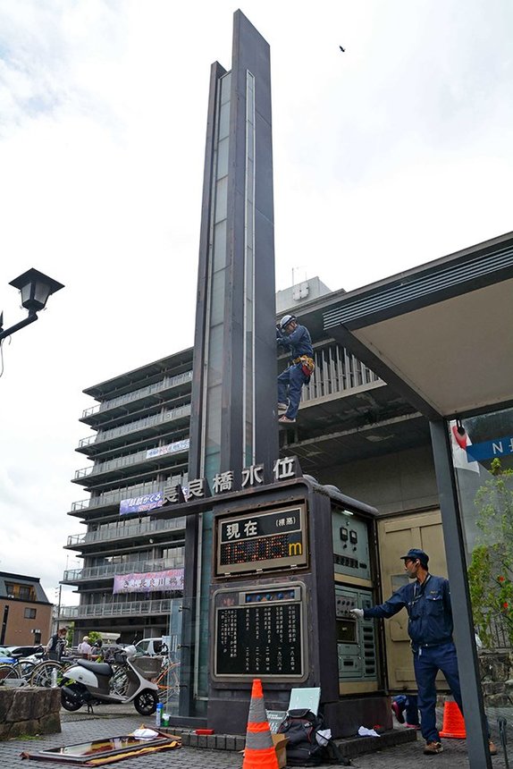 修理されて約１カ月ぶりに表示を再開した長良川水位表示塔＝１５日午前１１時３１分、岐阜市役所