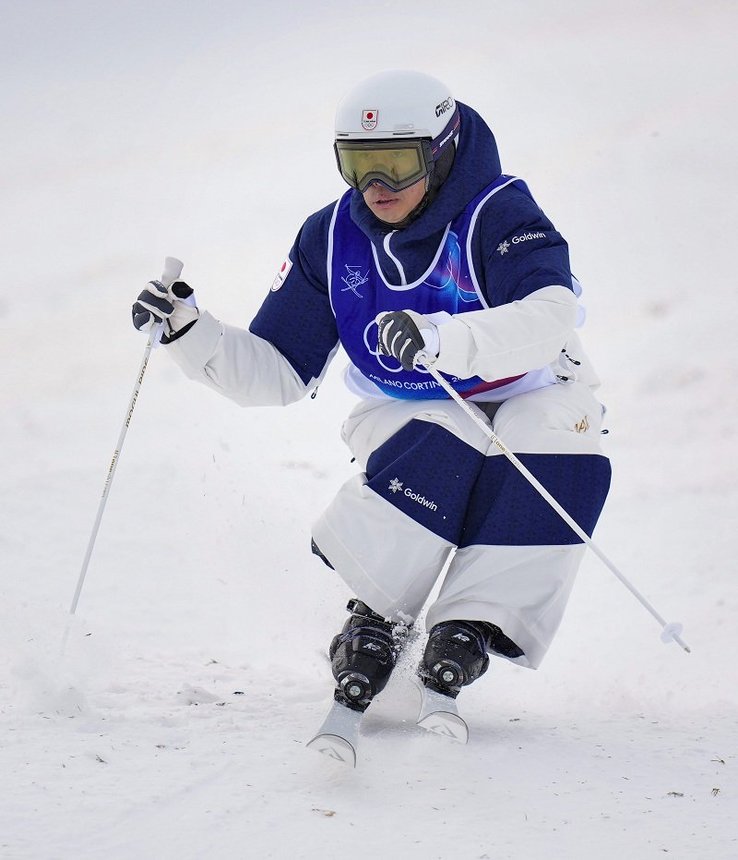 男子モーグル決勝１回目でコブを攻める堀島行真＝リビーニョ（共同）