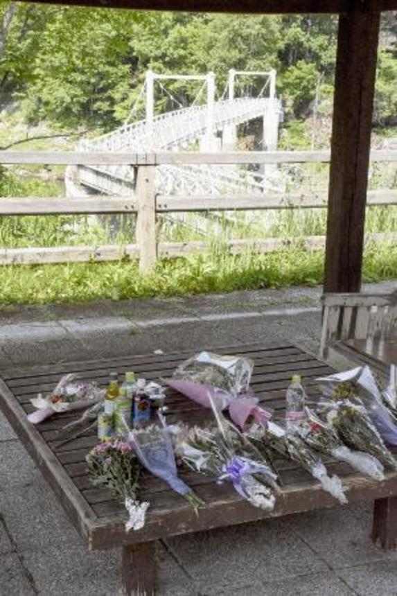 　北海道留萌市の女子高生の殺害現場となった、旭川市の神居古潭地区にあるつり橋付近に手向けられた花束＝２０２４年