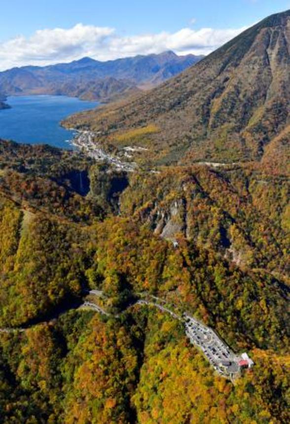 　２０２０年１０月、紅葉が見頃を迎えた「いろは坂」。右下は明智平駐車場、奥は中禅寺湖＝栃木県日光市