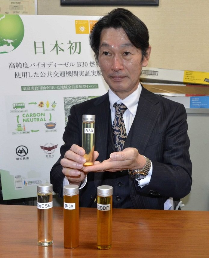 Ｂ３０燃料を手にする近江則明社長＝恵那市明智町、明智駅