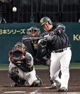 　４回ソフトバンク１死、山川が中越えに同点ソロを放つ。捕手坂本＝甲子園