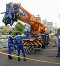 　クレーン車が歩道に突っ込んだ事故現場＝２４日午後２時３３分、東京都葛飾区亀有