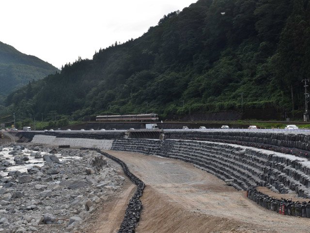 片側交互通行で仮復旧した国道４１号＝２０２０年８月、下呂市小坂町門坂