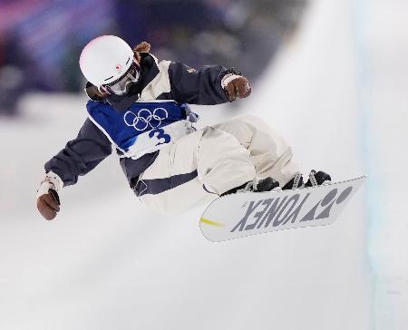 　女子ハーフパイプの公式練習で調整する工藤璃星＝リビーニョ（共同）