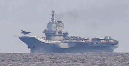 　中国海軍の空母「山東」（防衛省統合幕僚監部提供）