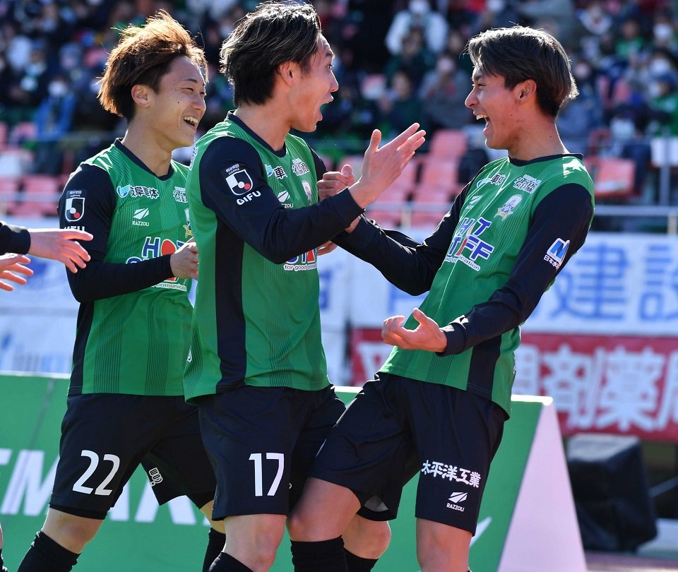 ＦＣ岐阜×讃岐＝前半４分、追加点のゴールを決めたＦＣ岐阜のＭＦ西谷（右）＝長良川競技場