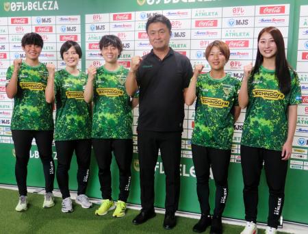 　新体制を発表しポーズをとる日テレ東京Ｖの楠瀬新監督（右から３人目）ら＝２日、東京都稲城市