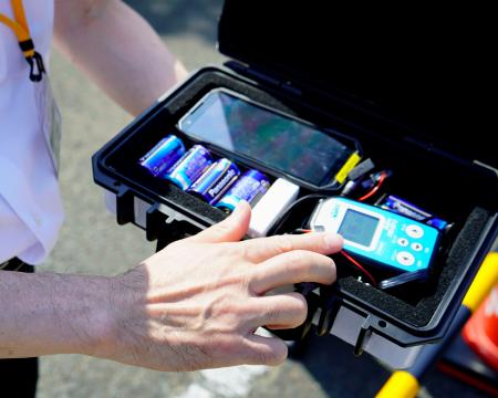 　実証試験で使われたスマートフォンや放射線測定器＝２４日午後、茨城県ひたちなか市