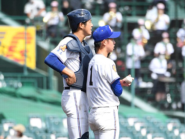 ５回裏にマウンドに駆け寄る県岐阜商の高木翔斗捕手（左）と野崎慎裕投手＝１５日午後２時３３分、兵庫県西宮市、甲子園球場