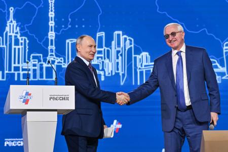 　ロシア産業企業家同盟の年次総会で握手するショーヒン会長（右）とプーチン大統領＝２６日、モスクワ（タス＝共同）