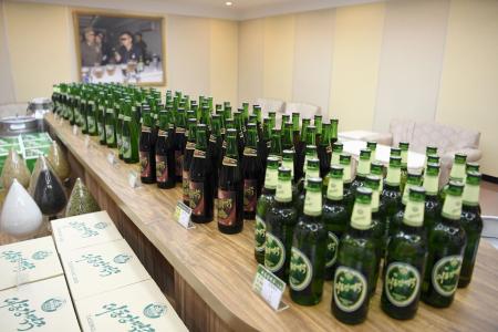 　「大同江ビール」の工場に並ぶ製品＝２０１９年９月、平壌（共同）