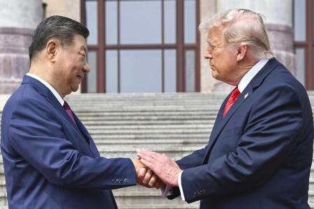 　北京の人民大会堂に到着し中国の習近平国家主席（左）と握手するトランプ米大統領＝５月（ＡＰ＝共同）