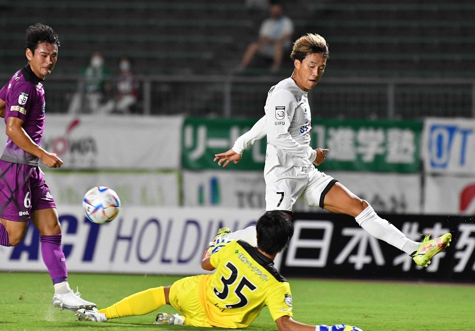 ＦＣ岐阜×藤枝＝前半、相手ＧＫに決定機を阻止されるＦＣ岐阜のＦＷ村田＝長良川競技場