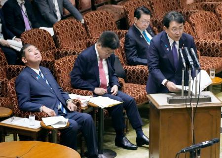 　参院予算委の集中審議で答弁する赤沢経済再生相（右手前）。左端は石破首相＝５日午前