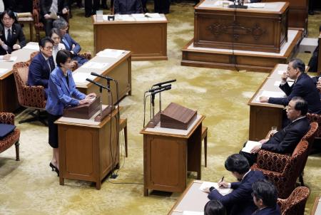 　２０２５年１１月に開かれた党首討論で答弁する高市首相＝国会