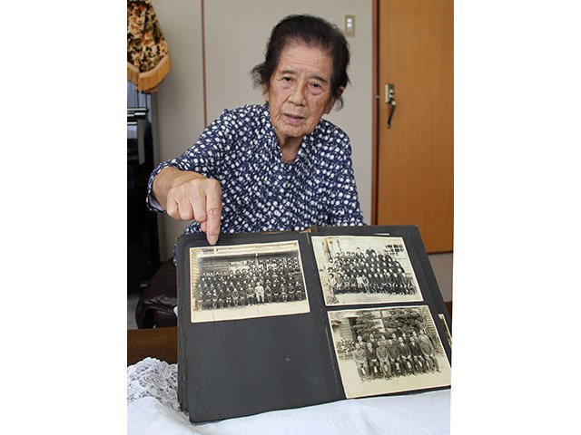 満州事変の前年に生まれ「幼少期から戦争が日常だった」と語る翠八重子さん。本巣高等女学校時代の写真を見せながら体験を語った＝本巣郡北方町