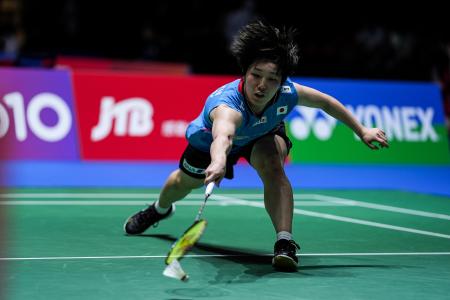 　バドミントンのジャパン・オープン、１回戦でデンマーク選手と対戦する山口茜＝１６日、東京体育館（ゲッティ＝共同）