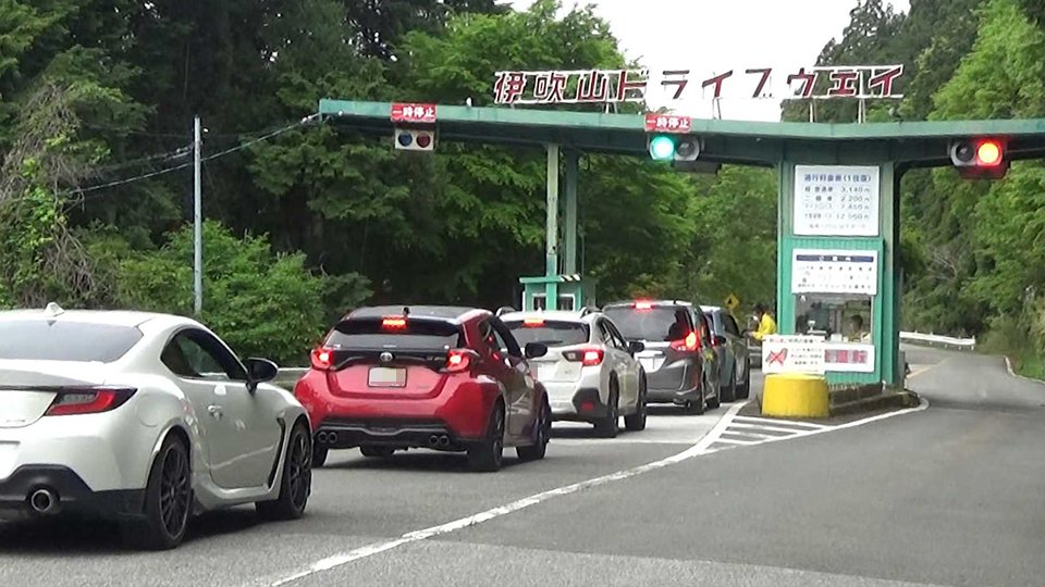 今季の全線営業が始まり、料金所のオープンを待つ車列＝不破郡関ケ原町寺谷、伊吹山ドライブウェイ料金所