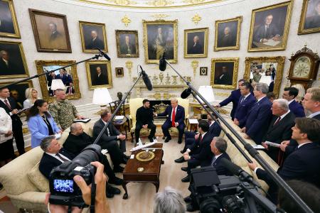 　米ホワイトハウスで行われた、トランプ大統領（奥中央右）とウクライナのゼレンスキー大統領の会談＝１８日（ゲッティ＝共同）
