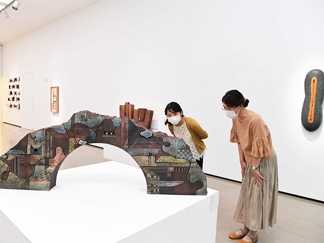 台湾現代陶芸の魅力を伝える多彩な作品が並ぶ会場＝多治見市東町、県現代陶芸美術館
