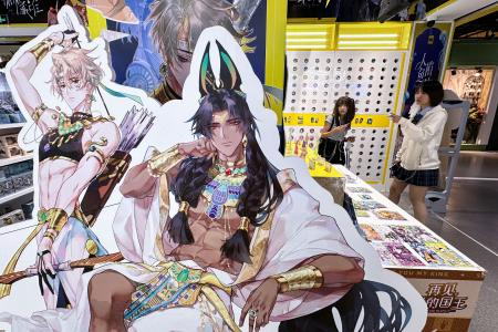 　商業施設内の店舗に設置されたＢＬ関連作品のキャラクターのパネル＝２０２４年８月、北京（共同）