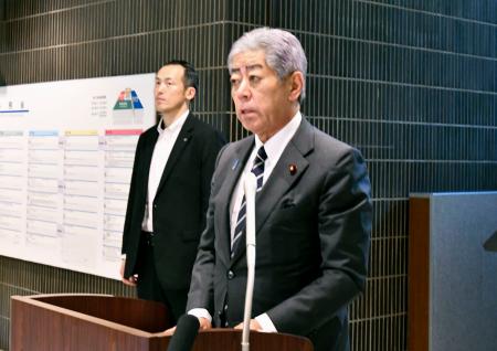 　外務省で記者団の取材に応じる岩屋外相＝２０日午前