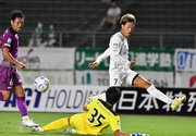 ＦＣ岐阜×藤枝＝前半、相手ＧＫに決定機を阻止されるＦＣ岐阜のＦＷ村田＝長良川競技場