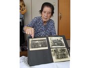 満州事変の前年に生まれ「幼少期から戦争が日常だった」と語る翠八重子さん。本巣高等女学校時代の写真を見せながら体験を語った＝本巣郡北方町