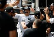　アストロズ戦の１回、２１号２ランを放ち、ベンチで迎えられるホワイトソックス・村上＝シカゴ（共同）
