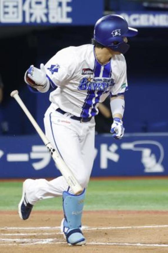 　６回ＤｅＮＡ１死二塁、度会が左翼線に適時二塁打を放つ＝横浜