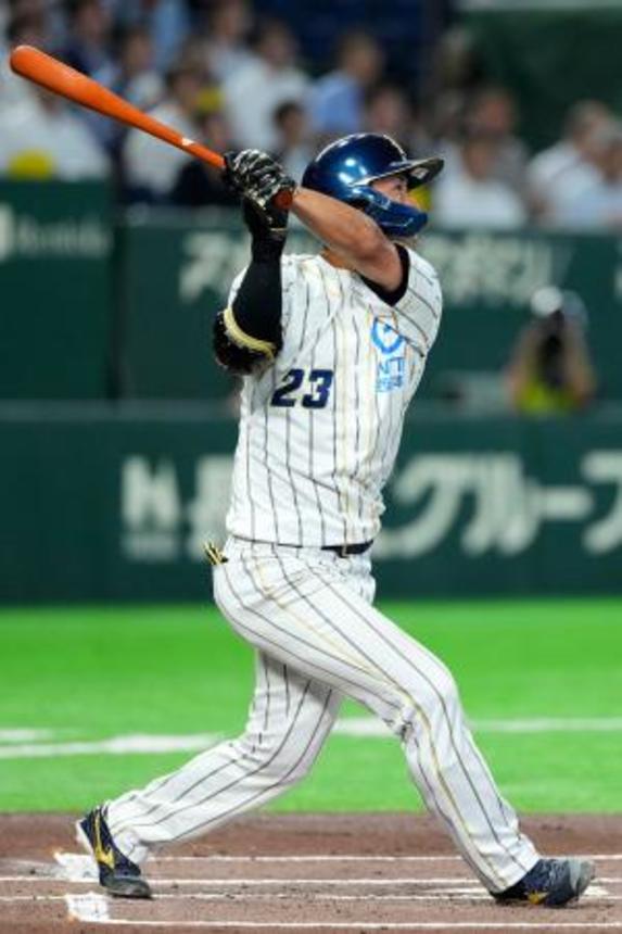 　ＪＦＥ西日本戦の１回、先制本塁打を放つＮＴＴ西日本・酒井＝東京ドーム