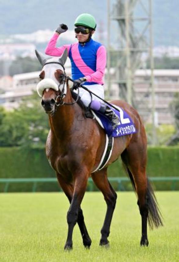 　第６６回宝塚記念を制したメイショウタバルと武豊騎手＝阪神競馬場