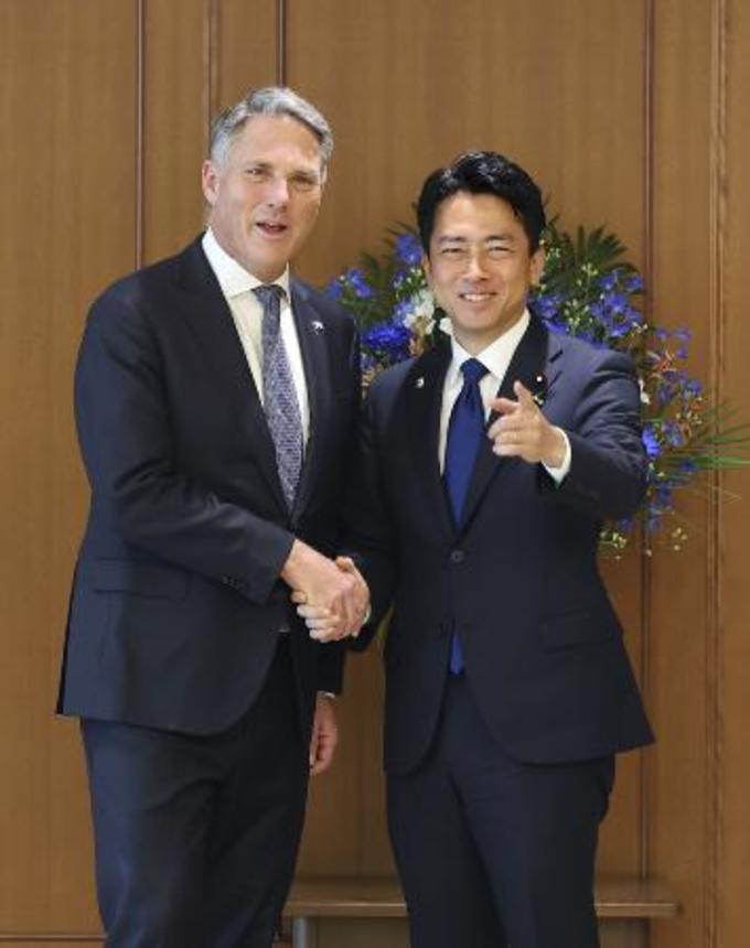 　オーストラリアのマールズ副首相兼国防相（左）と握手する小泉防衛相＝８日、防衛省