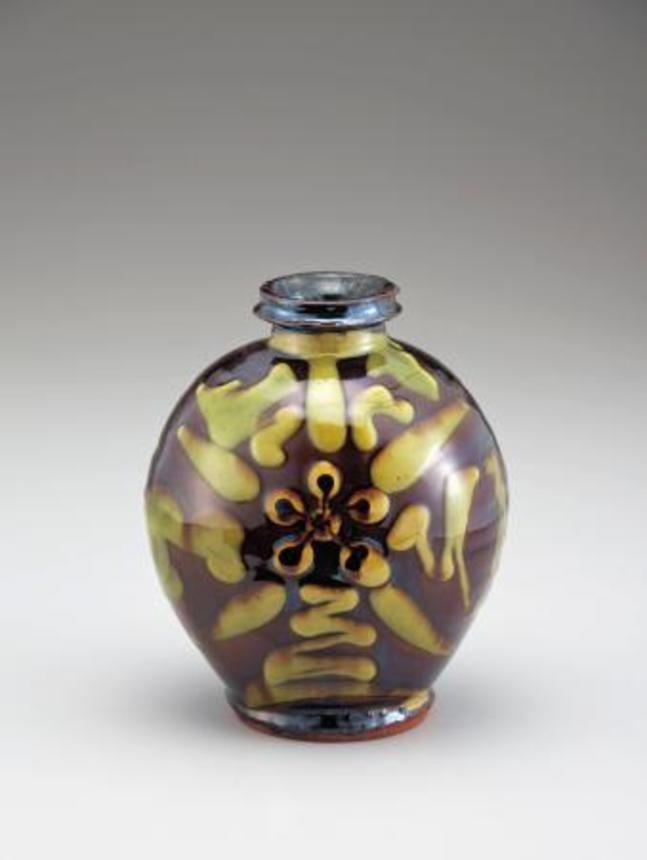 　ニューヨークのジャパン・ソサエティー・ギャラリーで展示されている河井寛次郎の「流し描壺」（河井寛次郎記念館提供・共同）