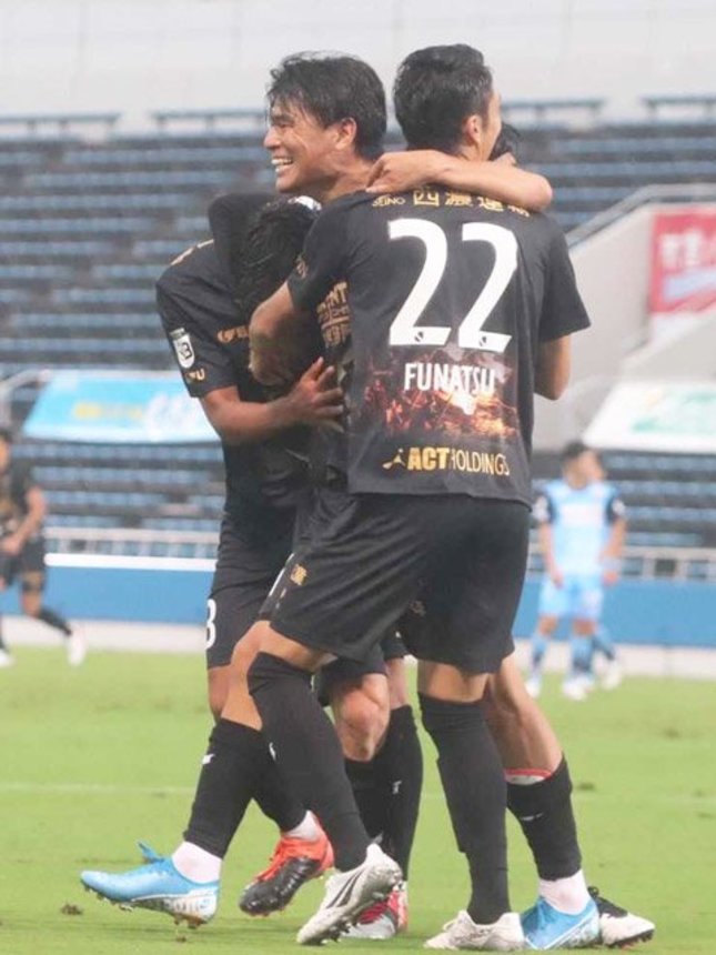 ＹＳ横浜×ＦＣ岐阜＝後半４分、先制ゴールを決め、喜ぶ岐阜のＦＷ深堀＝ニッパツ三ツ沢球技場（ＦＣ岐阜提供）