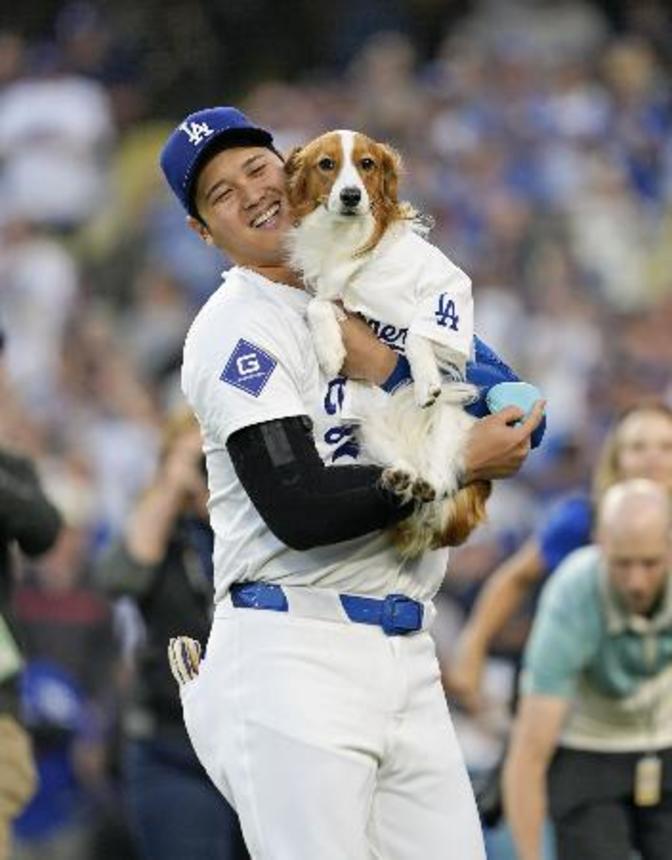 　ドジャースの大谷翔平と愛犬デコピン＝２０２４年８月、ロサンゼルス（共同）