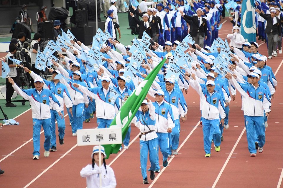 総合開会式で入場行進する県選手団＝白波スタジアム