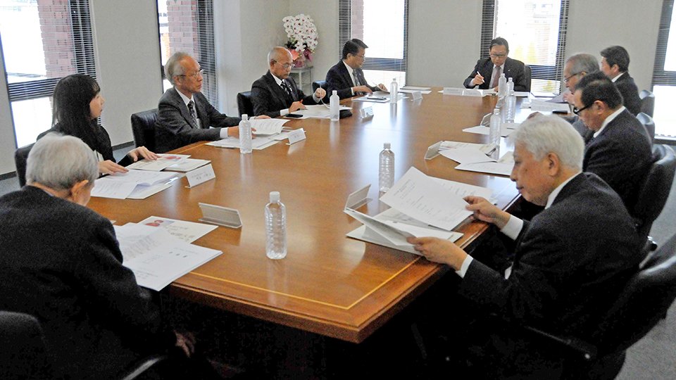 岐阜新聞大賞の候補者を審議した選考委員会＝岐阜新聞本社