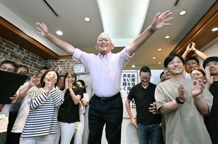 　兵庫選挙区で当選を決め、支援者らと喜ぶ泉房穂氏＝２０日夜、神戸市中央区
