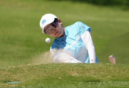 　第２ラウンド、１８番でバンカーショットを放つ勝みなみ。通算１３アンダーで３位に浮上した＝ワールウインドＧＣ（共同）