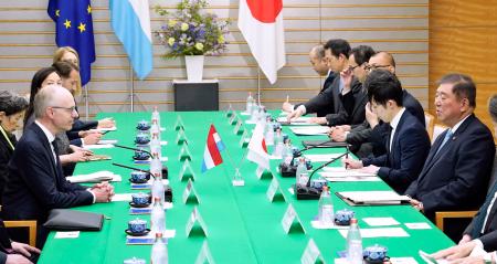 　ルクセンブルクのフリーデン首相（左手前）と会談する石破首相（右端）＝２４日午後、首相官邸