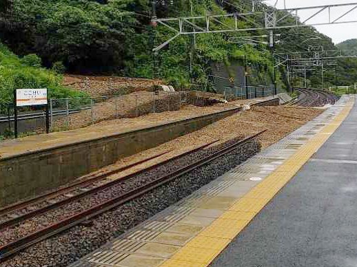 土砂が流入した古虎渓駅＝１４日、多治見市諏訪町神田（ＪＲ東海提供）