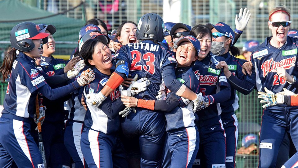 デンソー×大垣ミナモＳＣ＝７回裏大垣ミナモ２死満塁、サヨナラ打を放った二見（２３）を迎え入れ、歓喜の輪をつくる大垣ミナモの選手＝大垣北公園