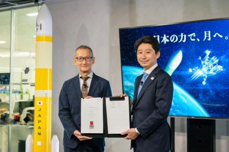 　契約締結を発表し、写真に納まる三菱重工の五十嵐巌宇宙事業部長（左）とアイスペースの袴田武史ＣＥＯ＝２９日午前、東京都中央区